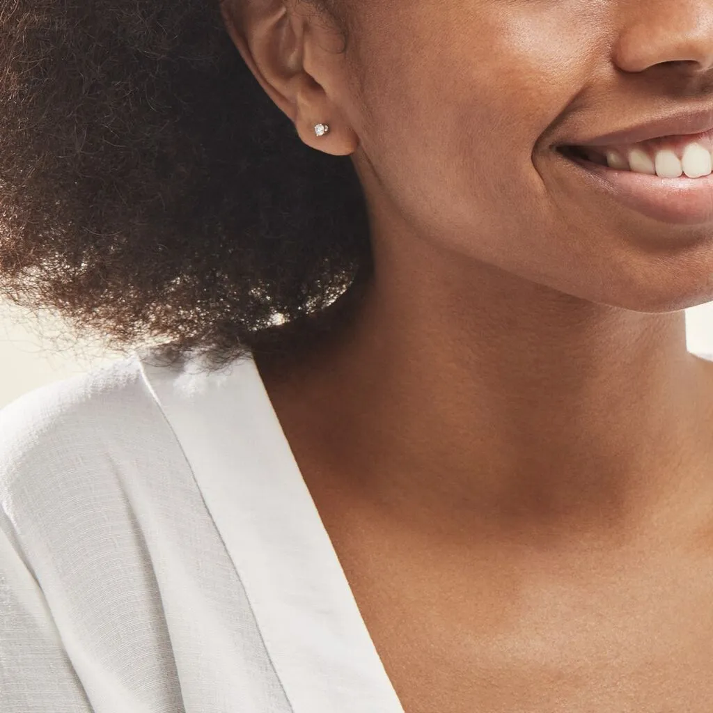 Histoire D'Or Boucles D'oreilles Puces Victoria Or Blanc Diamant 6 Histoire D'Or Boucles D'oreilles Puces Victoria Or Blanc Diamant – Image 4