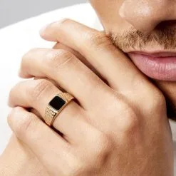 Histoire D'Or Chevalière Plaqué Or Jaune Ariston Email Noir 13 Histoire D'Or Chevalière Plaqué Or Jaune Ariston Email Noir -Boucles d'oreilles Bracelet Soldes FQHHJWN004 model1